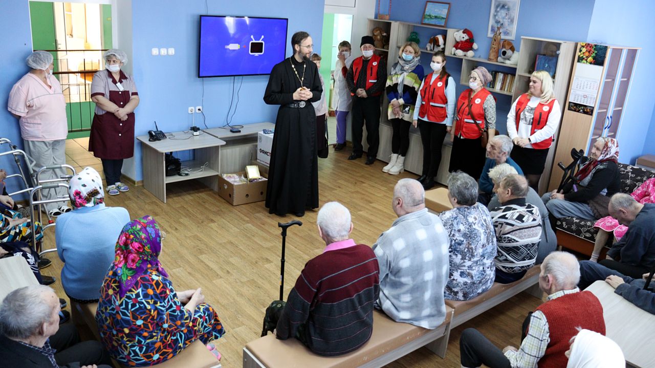 Волонтеры Белорусского Красного Креста проводят акцию для пожилых и инвалидов