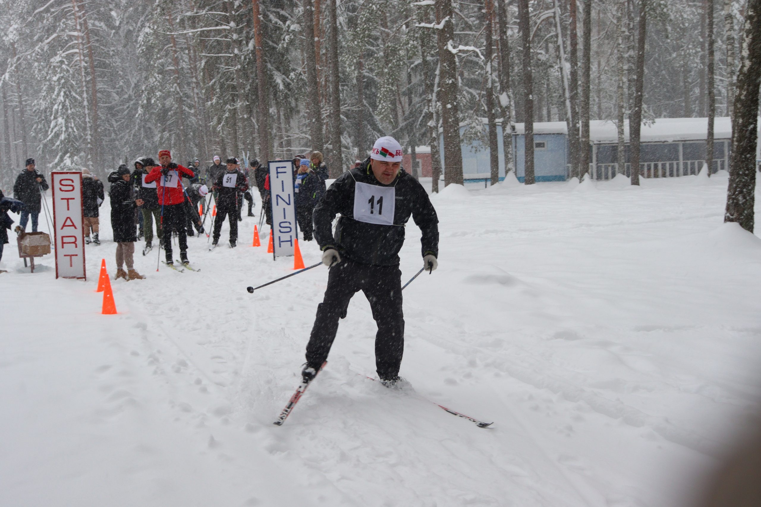 Снег и лыжи — здоровый образ жизни. Сегодня в Бобруйском районе прошли соревнования по биатлону среди госслужащих