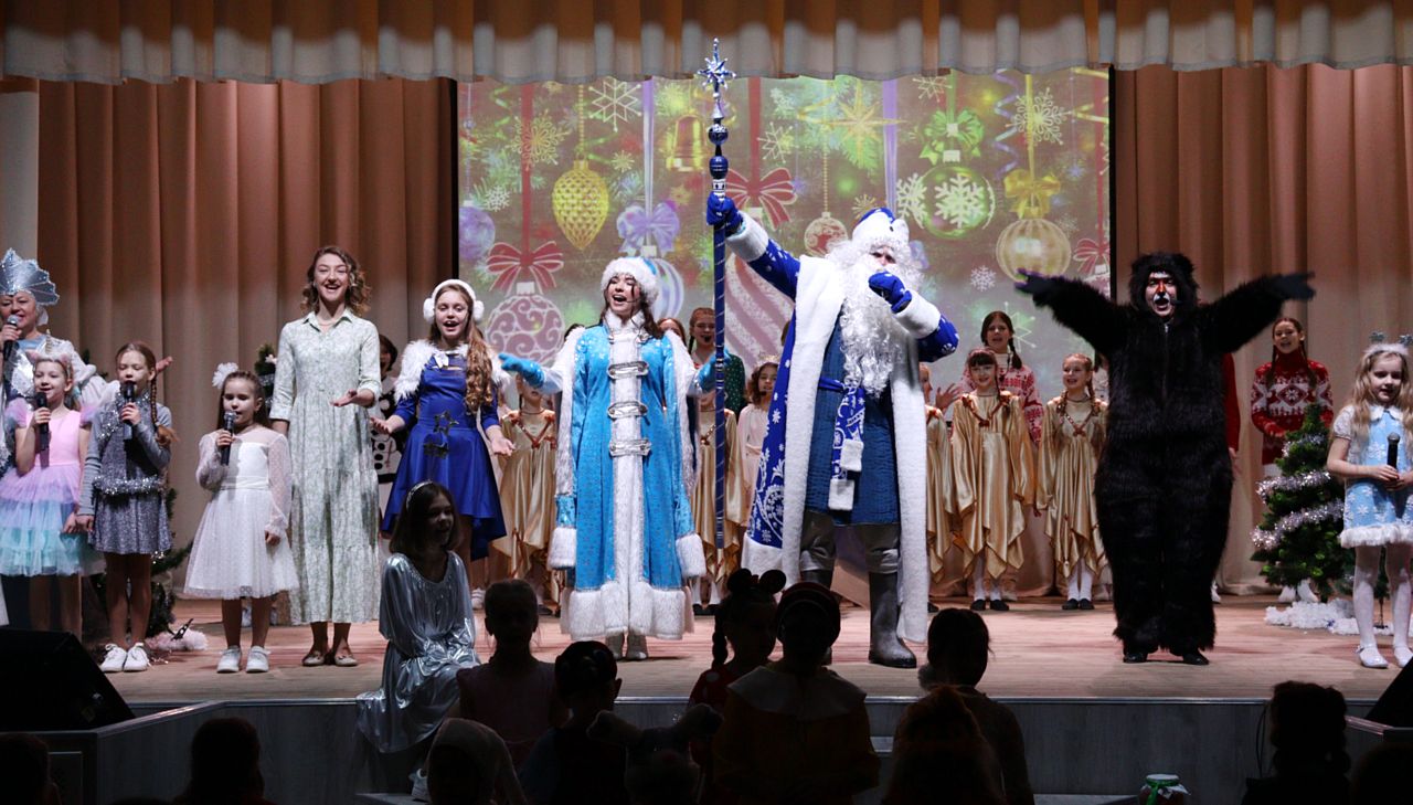 В Центре культуры состоялось новогоднее представление с участием главы района Александра Суходольского