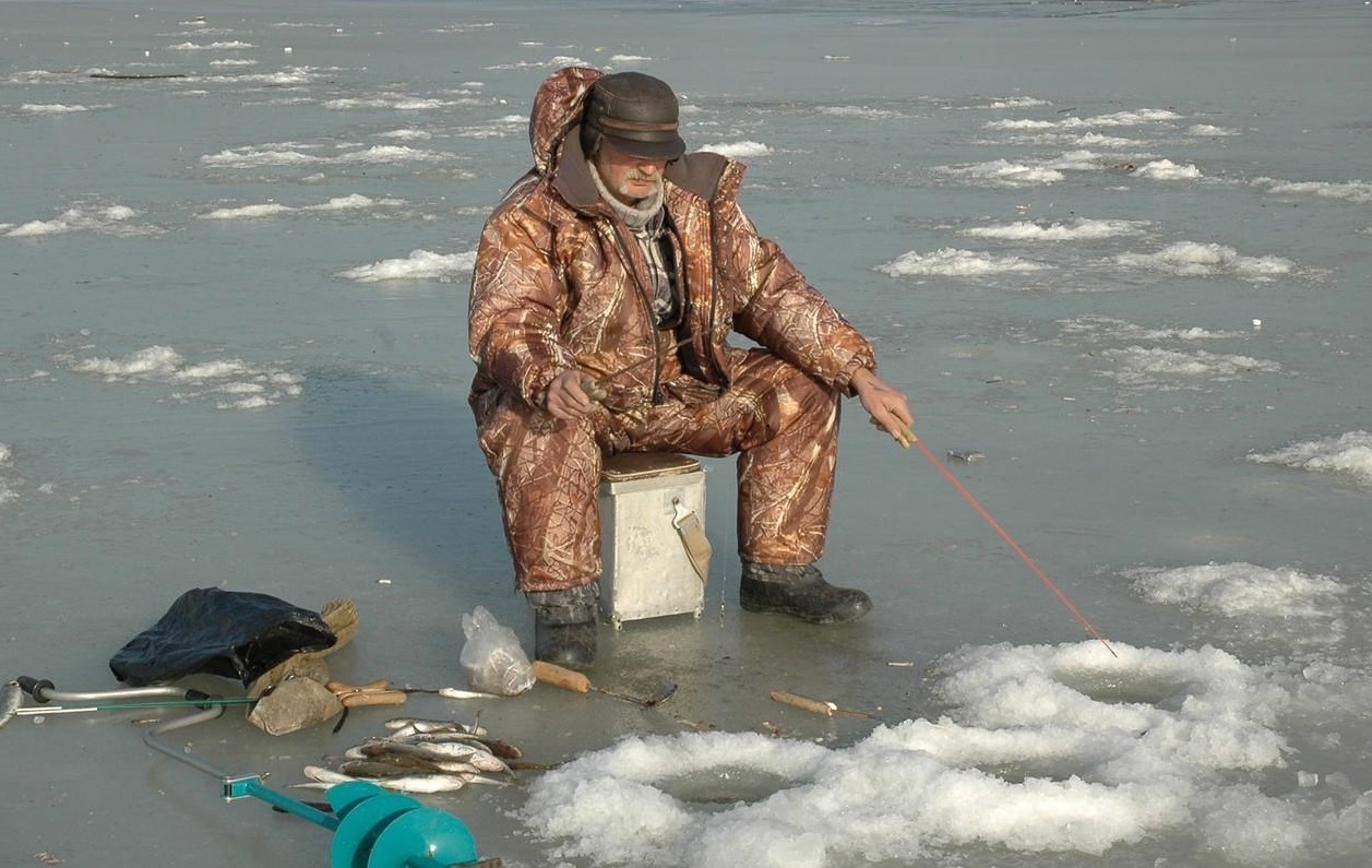 Виктор КОШЕЛЬ: «Недавно пришлось возвращать рыбаков со льда, потому что толщина его составляла всего 3 сантиметра»