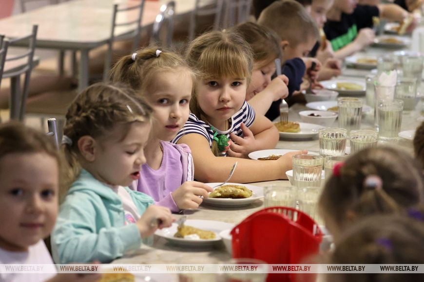 Лучший результат — чистые тарелки: пилотный проект по питанию в самой большой школе Могилевской области