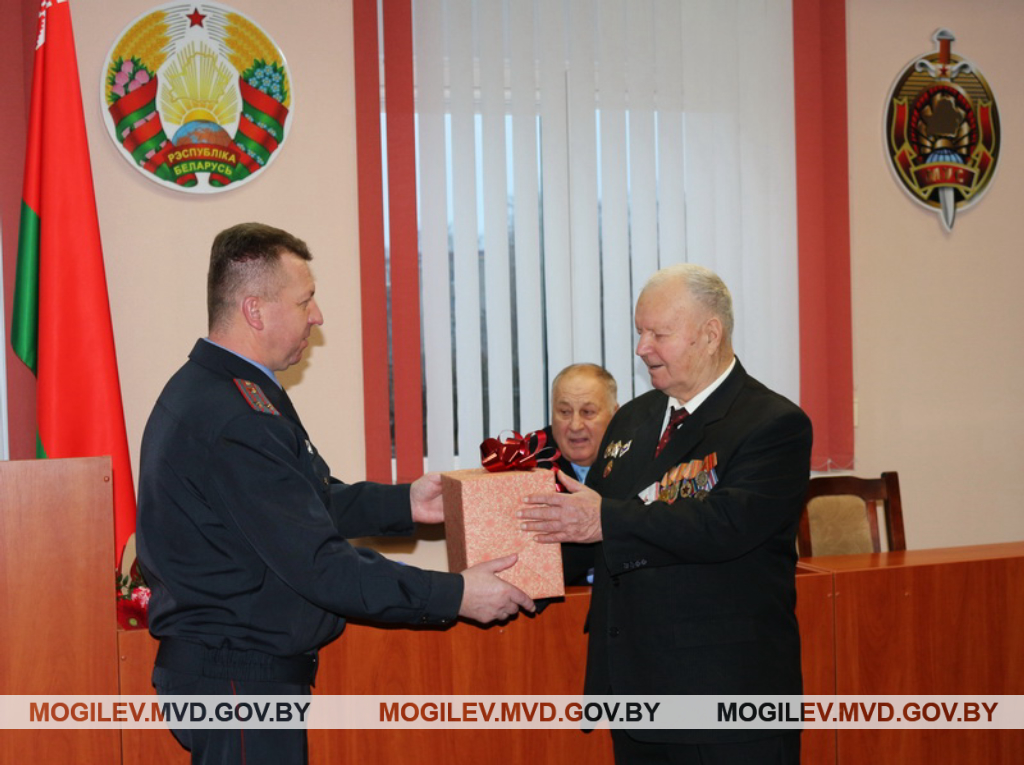 В Бобруйском РОВД с 80-летним юбилеем поздравили заслуженного участкового инспектора