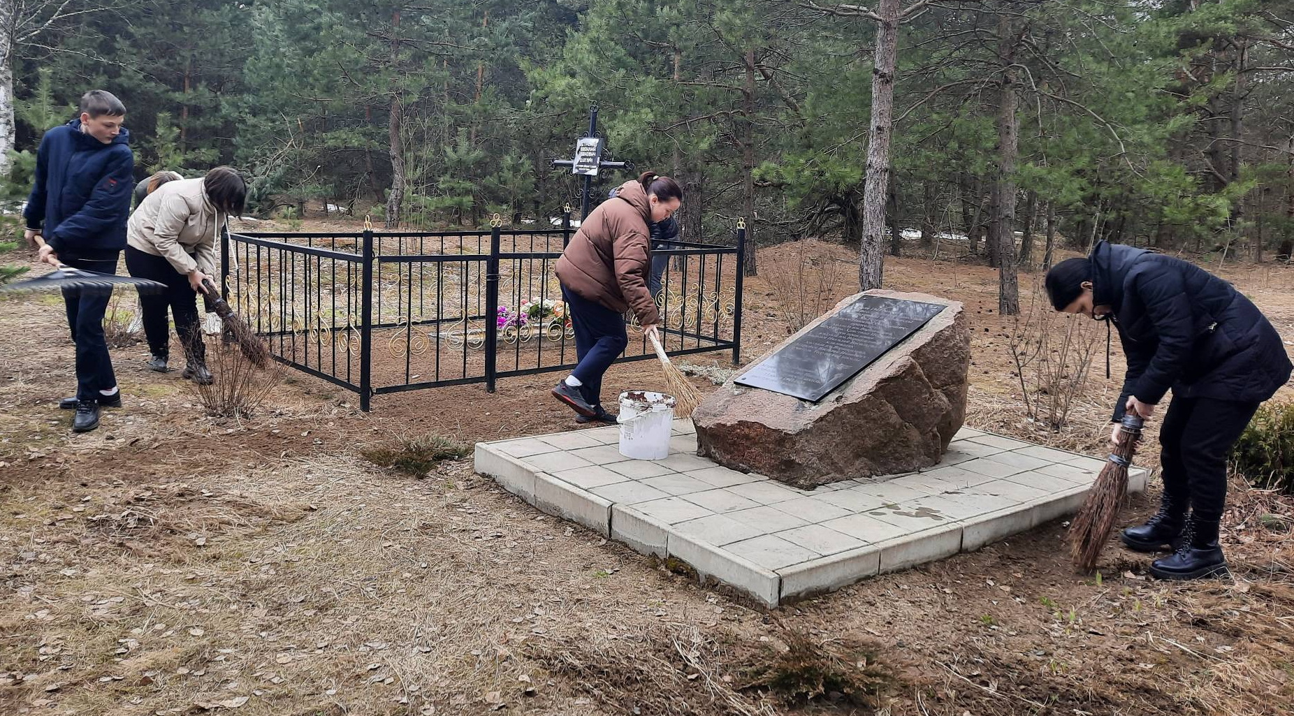 В Бобруйском районе проходит акция по благоустройству мест захоронений жертв Великой Отечественной войны