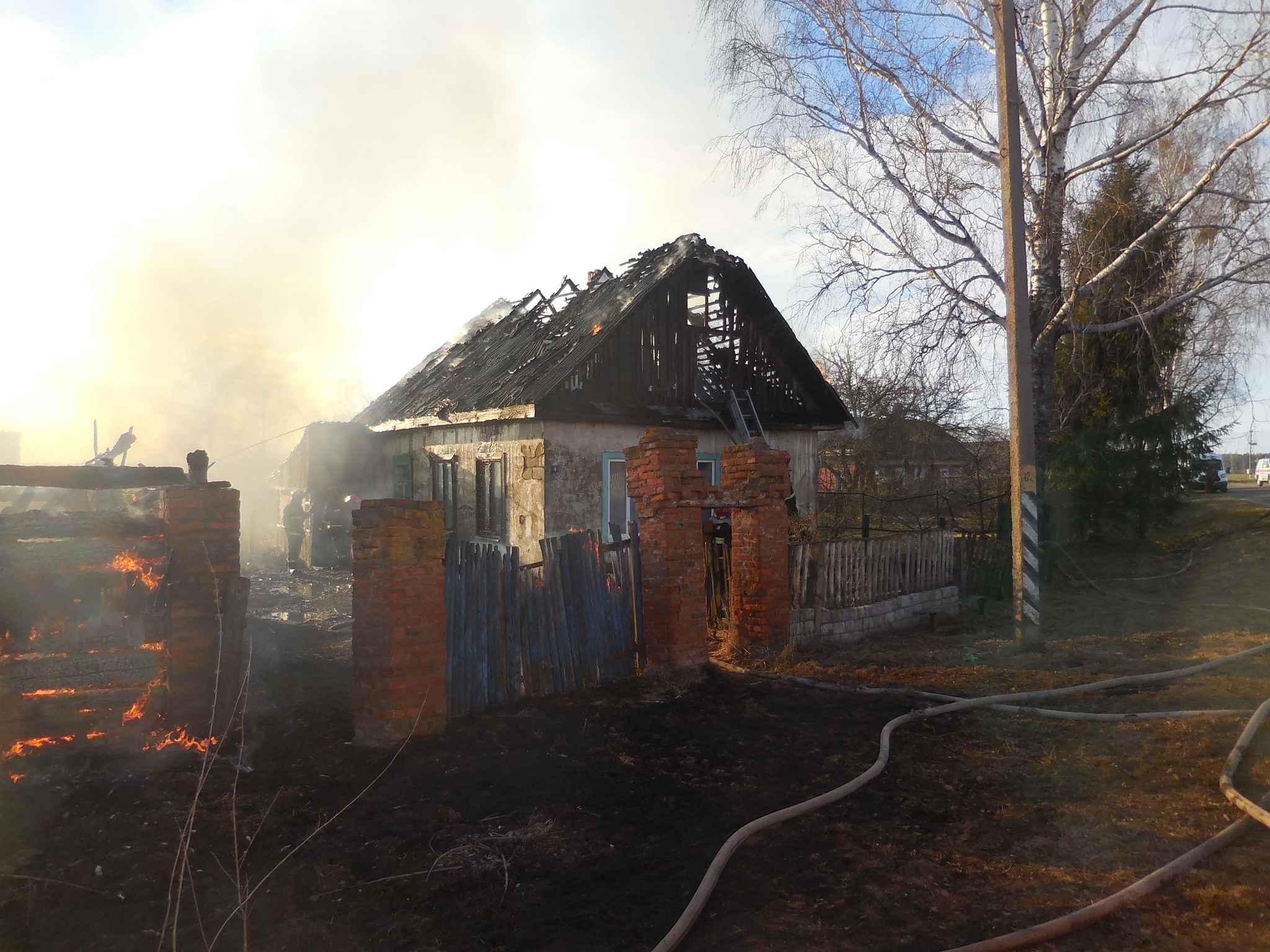В деревне Коврин горели хозпостройка и дом