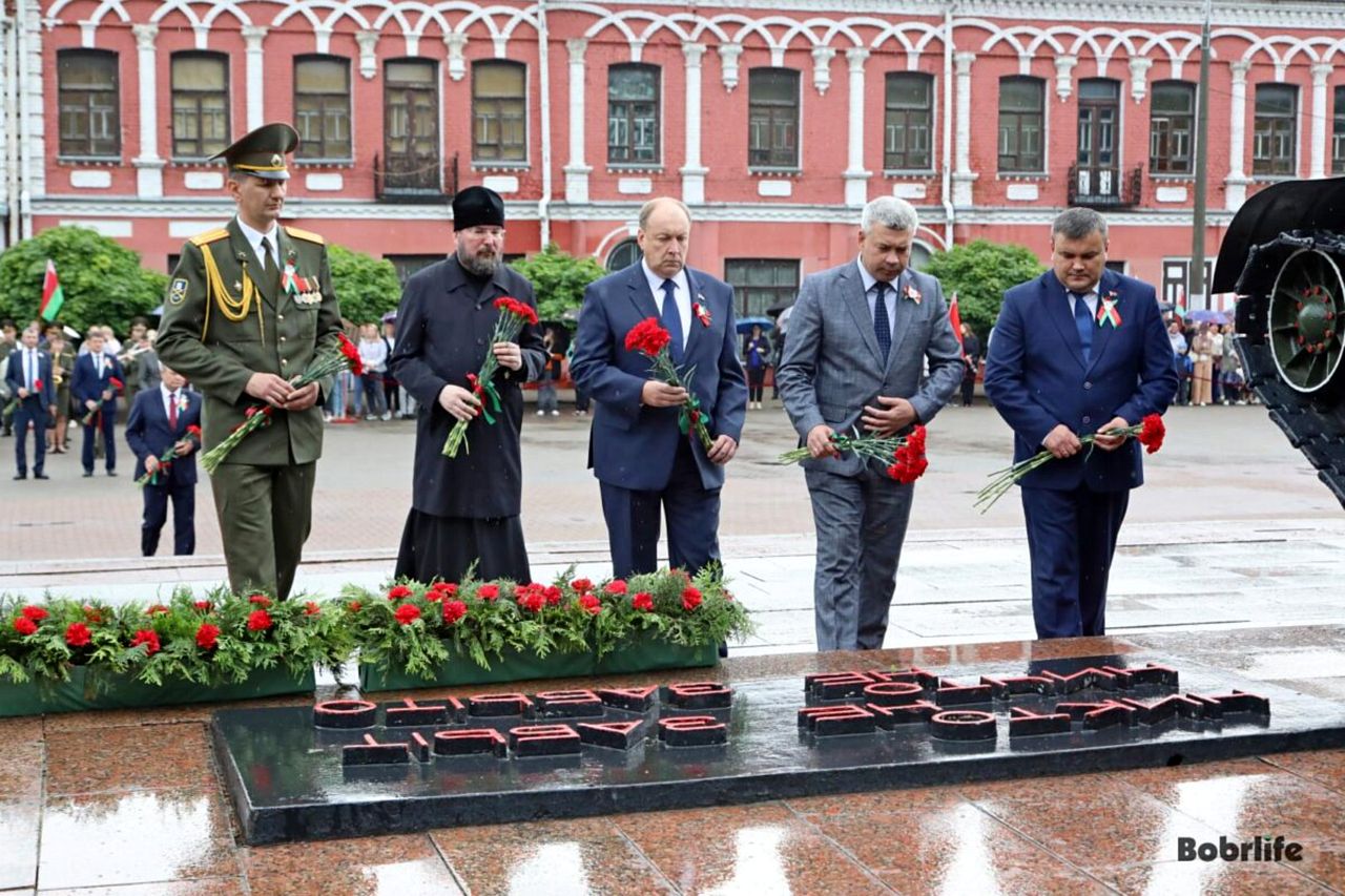 В День освобождения Бобруйщины от немецко-фашистских захватчиков на площади Победы прошла церемония возложения цветов