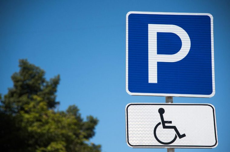 Инспекторы ГАИ объяснили, кто имеет право останавливаться на парковочном месте для инвалидов