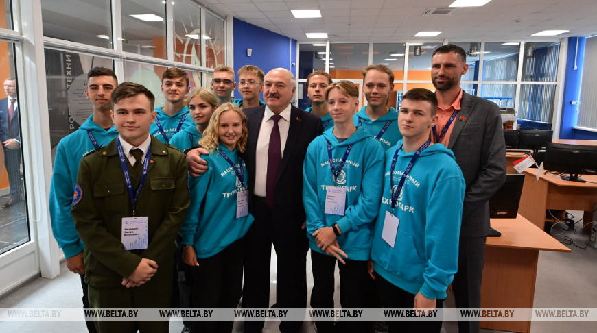 Технопарк “на плечах гигантов”, счастье Лукашенко, Совбез, родная мова и день дарения. Главные итоги недели Президента