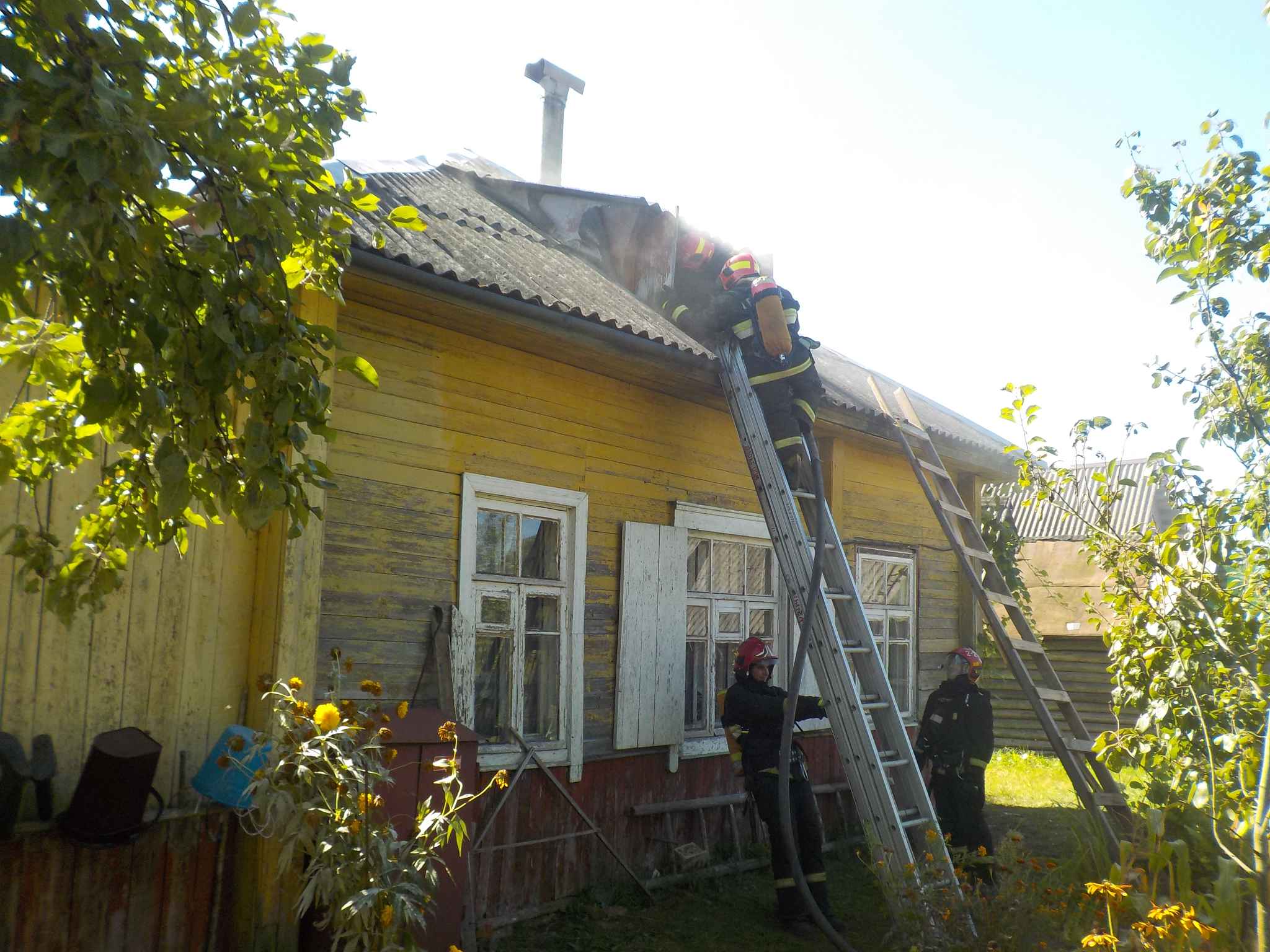 В Сычково спасатели спасли дом от возгорания