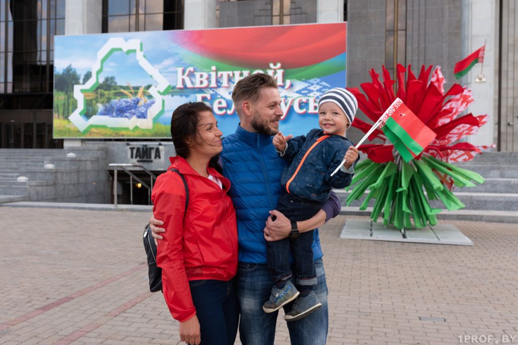 Родительская неделя в Беларуси объединит День матери и День отца. Что в республиканском плане мероприятий?