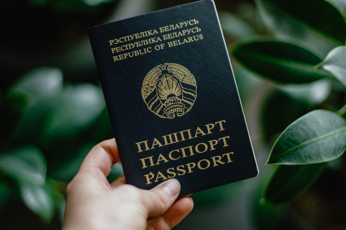 Стало известно, как будут хранить неврученные паспорта уехавших белорусов