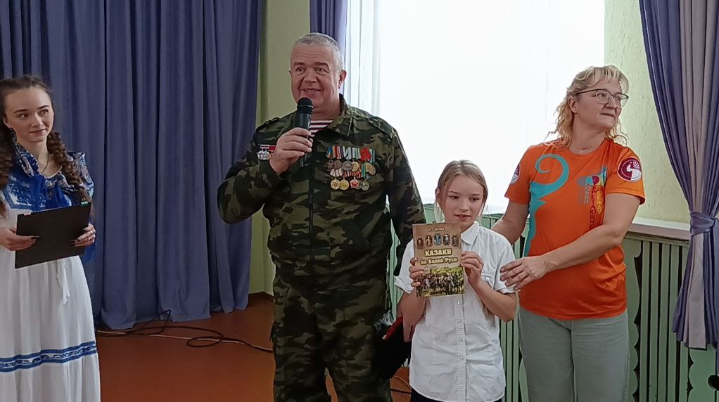 Каменскую специальную школу-интернат навестили волонтеры клуба «СЛОН», студенты БГУ и казаки