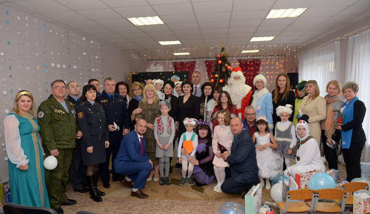 Поздравления и подарки к Новому году принимали воспитанники Михалевского детского приюта