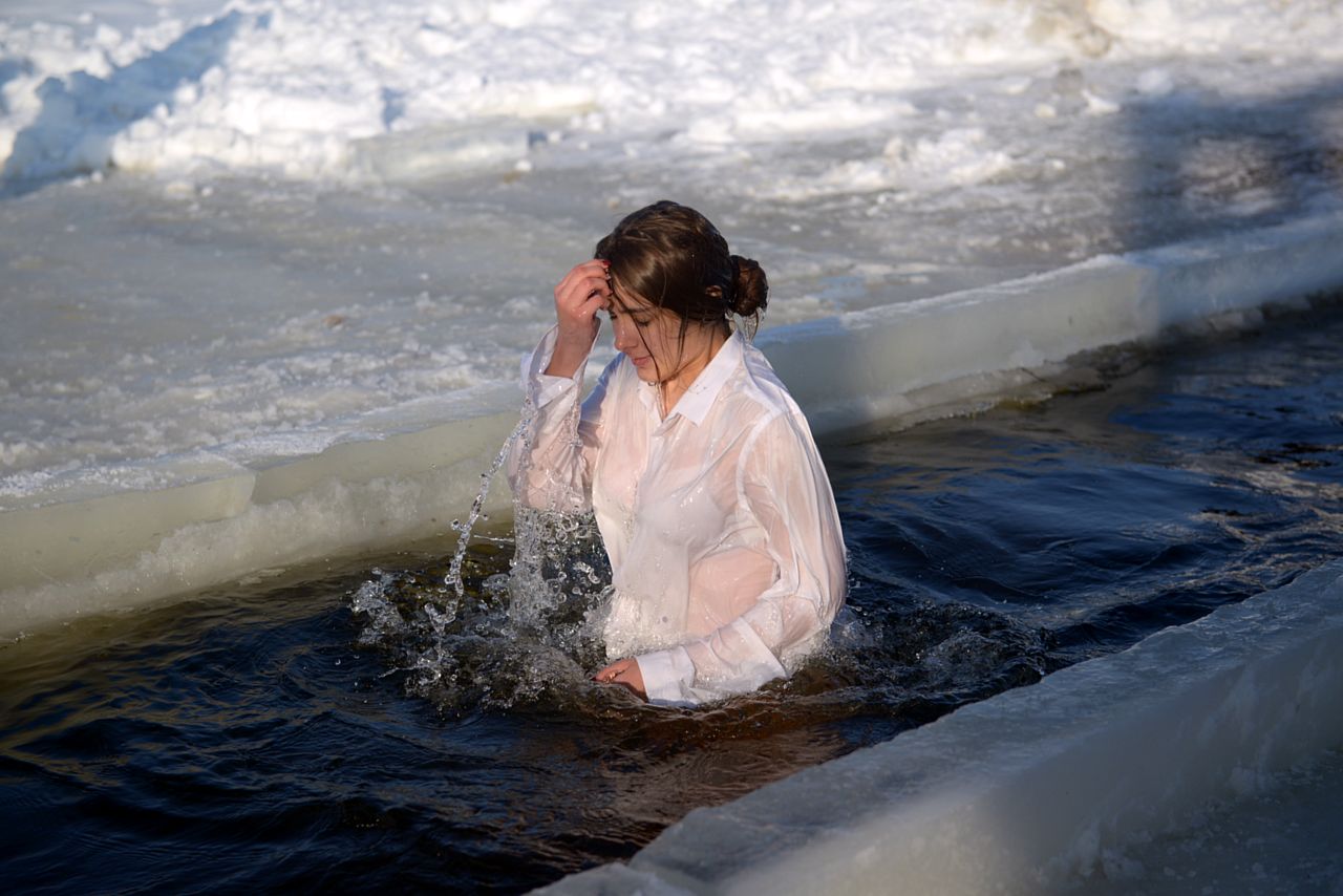 В Бобруйском районе проходят крещенские купания (+видео)