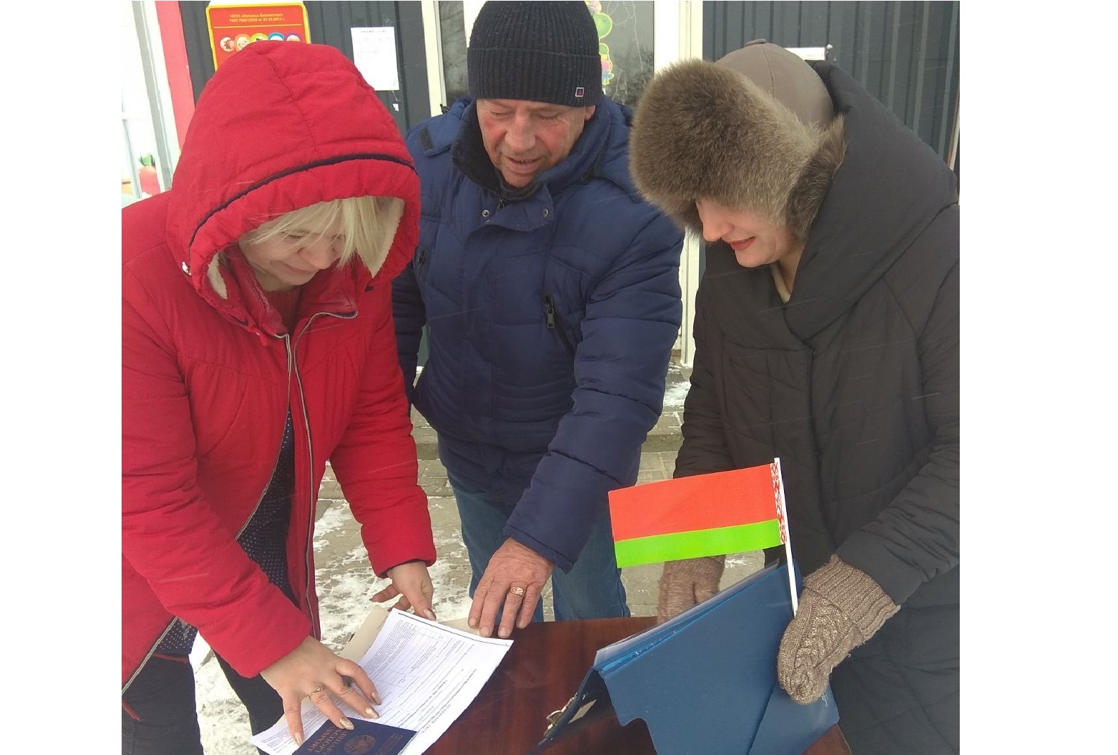 В Бобруйском районе продолжают свою работу пикеты по сбору подписей по выдвижению кандидатов в депутаты