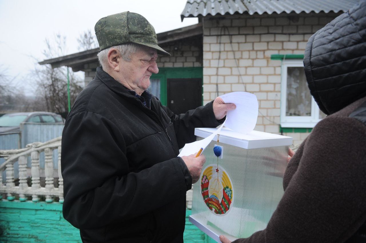 Члены участковых комиссий с переносным ящиком для голосования посещают граждан на дому