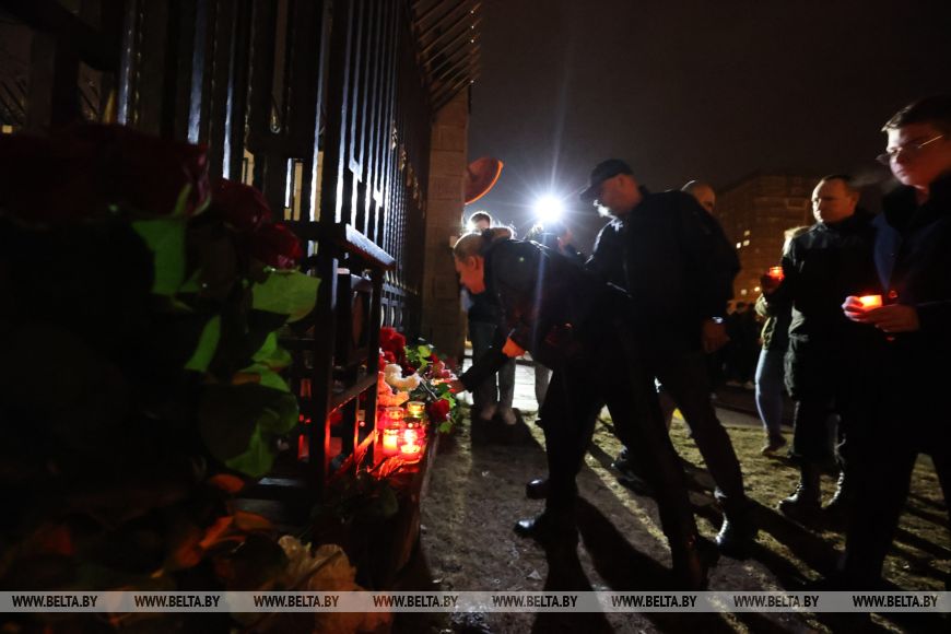 Страшная трагедия. Представители общественности и молодежь несут цветы и лампады к посольству России в Минске