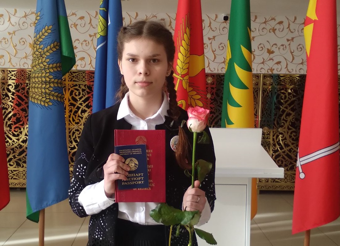 Ученица Ленинской школы Доминика Павленко получила паспорт из рук председателя облисполкома