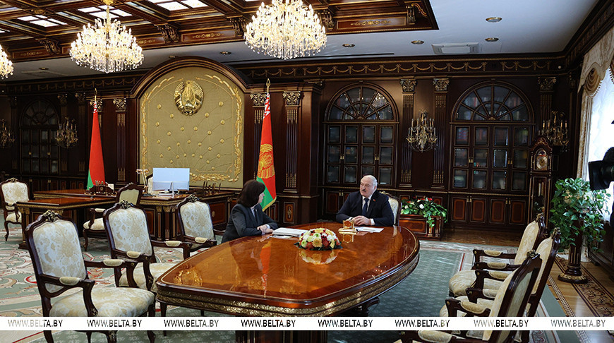 “Надо, чтобы все было демократично”. Лукашенко обсудил с Кочановой формирование Совета Республики