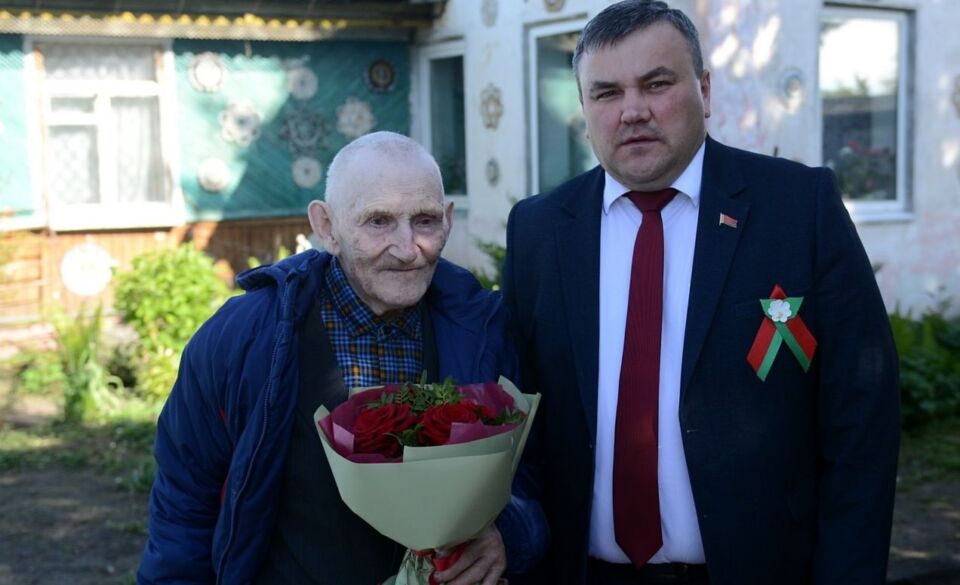 Глава района поздравил ветерана Ераста Иванова с Днем Победы