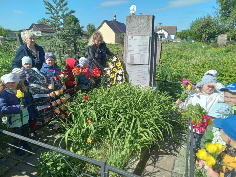 Воспитанники детского сада агрогородка Ковали возложили цветы к памятнику погибшим воинам