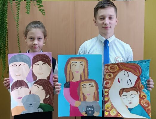 В Бобруйской районной детской школе искусств проходит выставка рисунков, посвященная Дню семьи