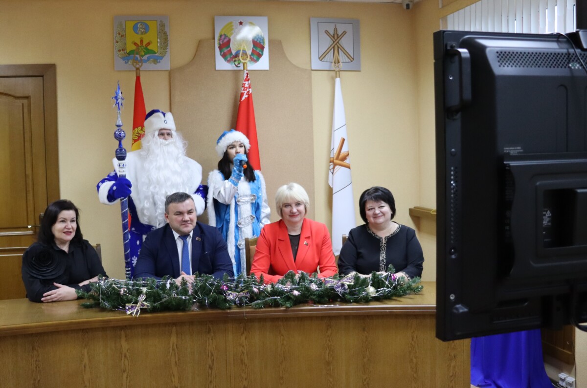 Бобруйский и Мясниковский районы поздравили друг друга с Новым годом. Рассказываем, как это было