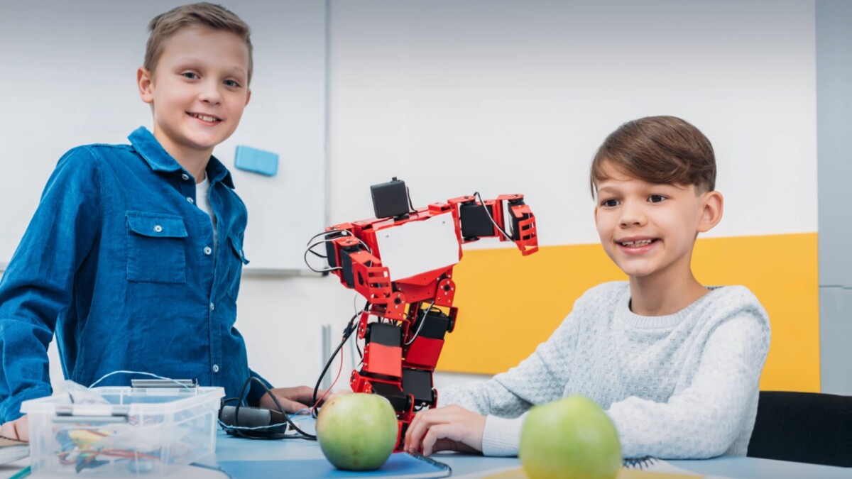 Нейросети на уроках и новый спецкурс для студентов. Готовы ли учителя наладить контакт с ИИ?