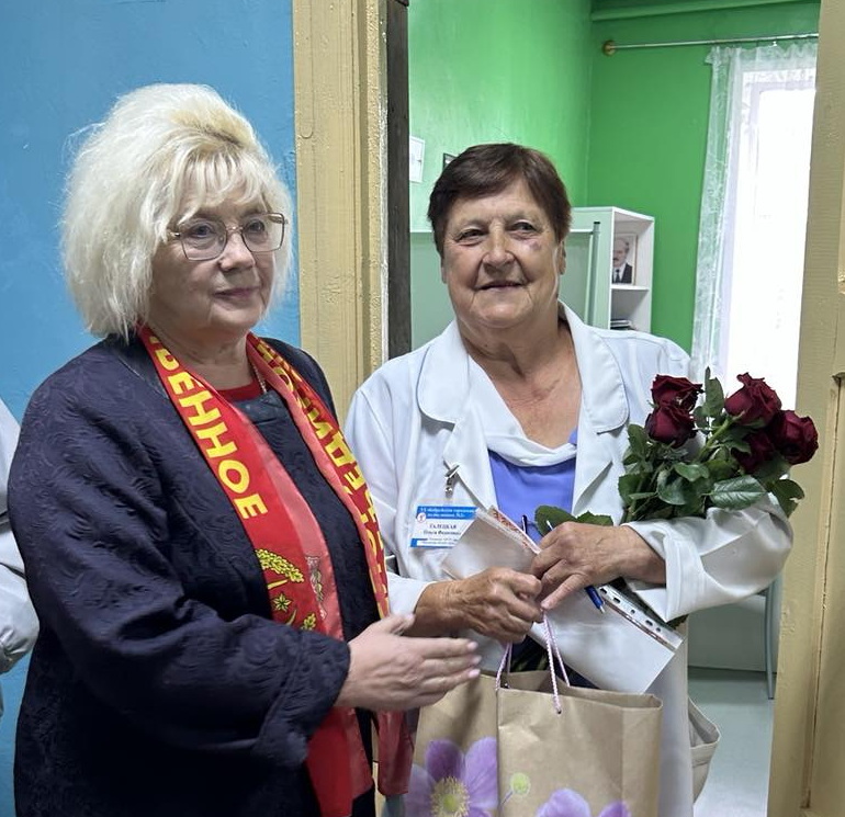 Поздравили с днем рождения, поблагодарили за труд