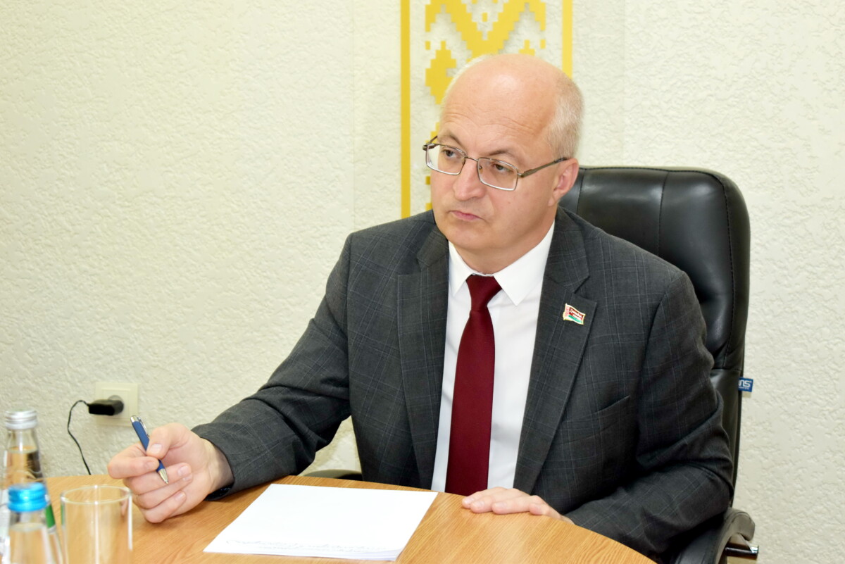 В Бобруйском райисполкоме провел прием граждан и прямую линию Олег Стригун