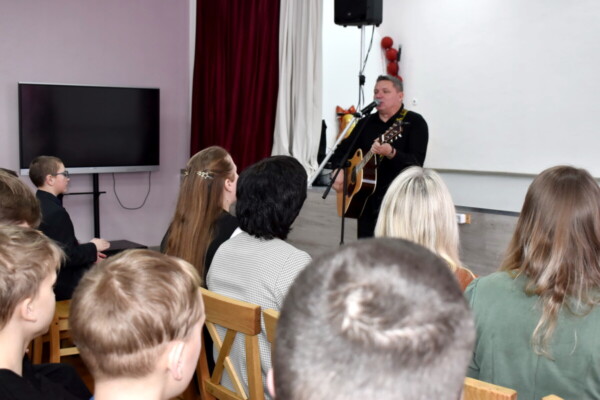 Выбор в пользу жизни. Бывший наркозависимый музыкант встретился со школьниками района