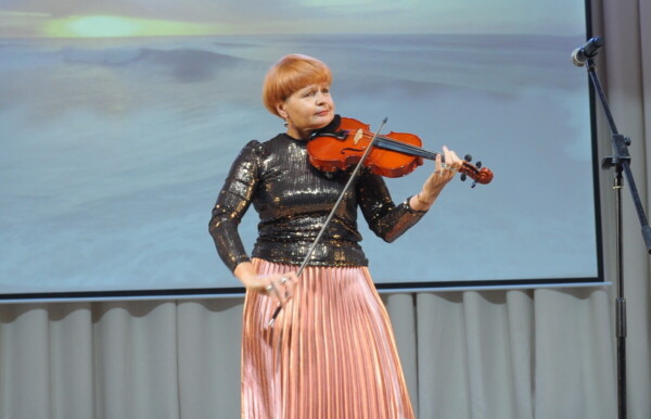 Героиня своей судьбы Елена Нарницкая. Ее творчество и педагогическое мастерство уже около четверти века звучат в стенах районной ДШИ, в сердцах учеников