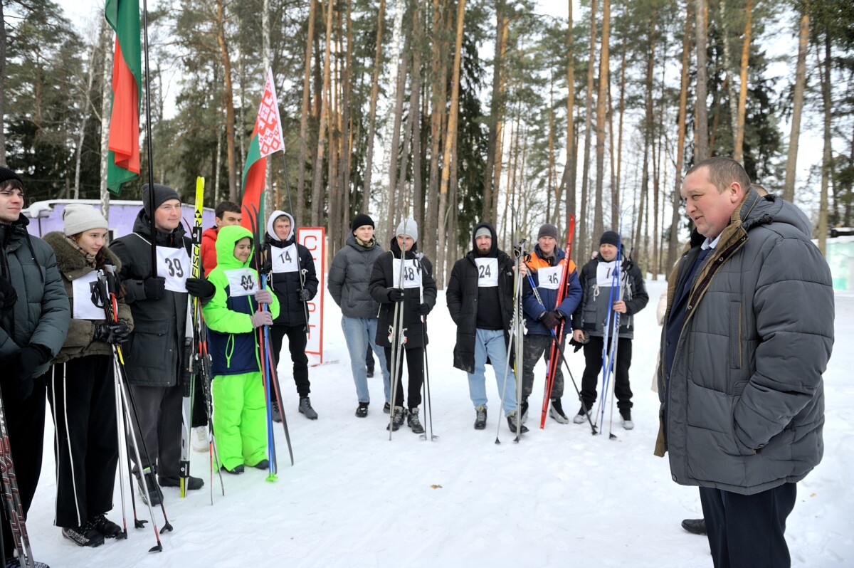 Молодежь — за спорт! Михаил Крицкий встретился на лыжне с молодыми специалистами