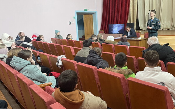 О безопасной жизнедеятельности в зимний период говорили спасатели с жителями Телуши