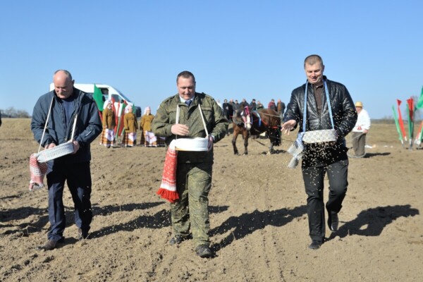 По канонам старинных обрядов. На Бобруйщине дан массовый старт посевной