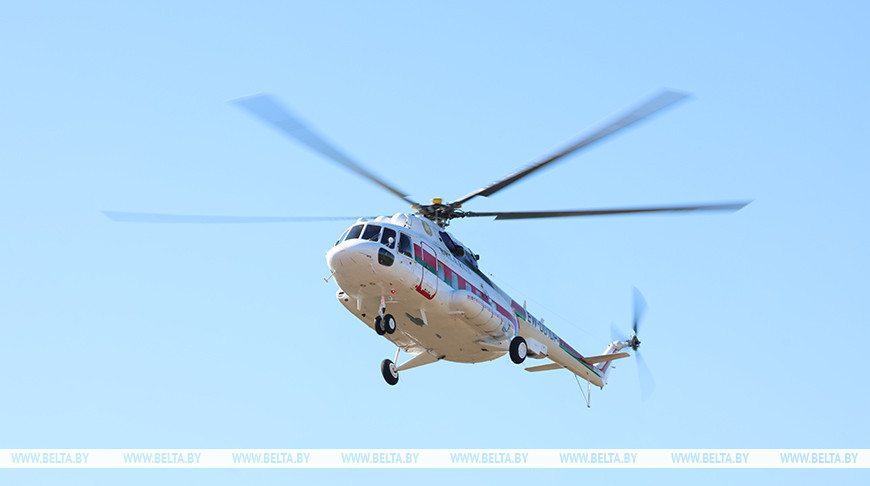 Лукашенко с борта вертолета инспектировал ход посевной в Минской области