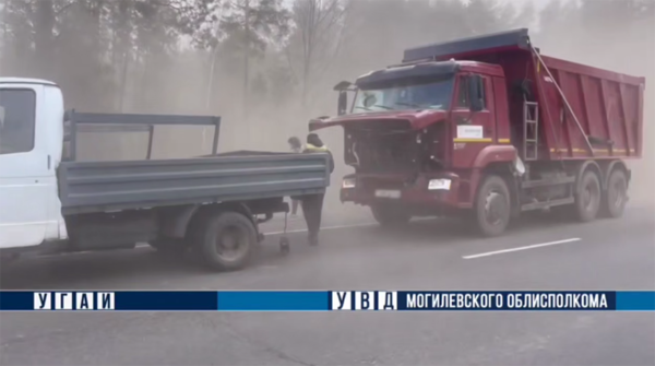 На трассе Могилев-Бобруйск из-за сильного ветра образовалось пылевое облако, столкнулись пять машин 
