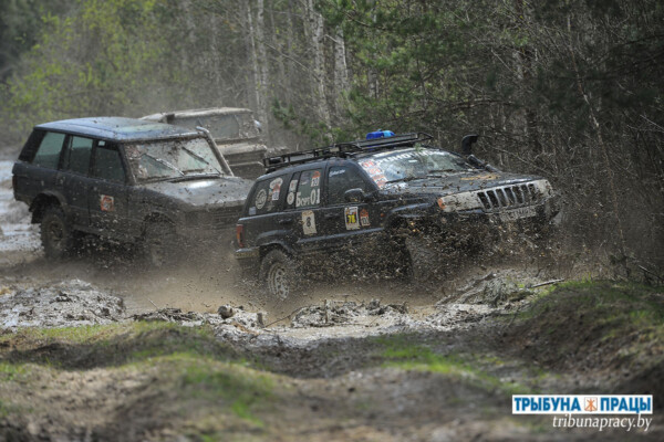 Испытание на выносливость! Мощно и громко в Бобруйском районе прошло первенство по джип-спринту «Дорогами Победы»