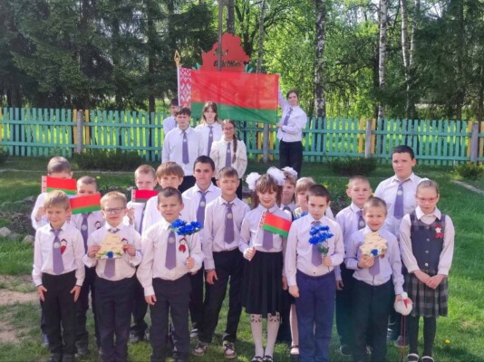 Юныя грамадзяне раёна далучыліся да рэспубліканскай акцыі «Ганаруся роднымі сімваламі»