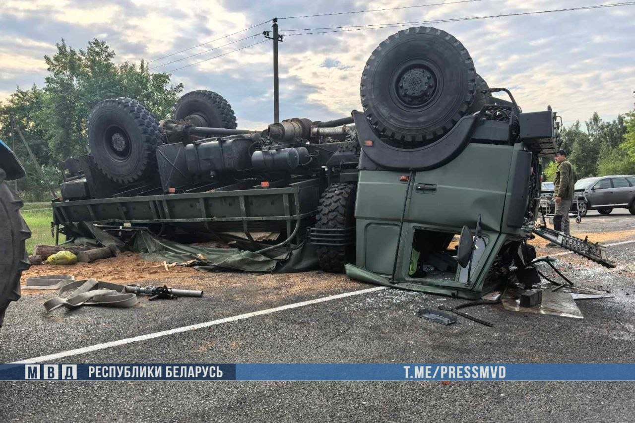 Под Осиповичами опрокинулся автомобиль с военнослужащими. На месте работают следователи, возбуждено уголовное дело