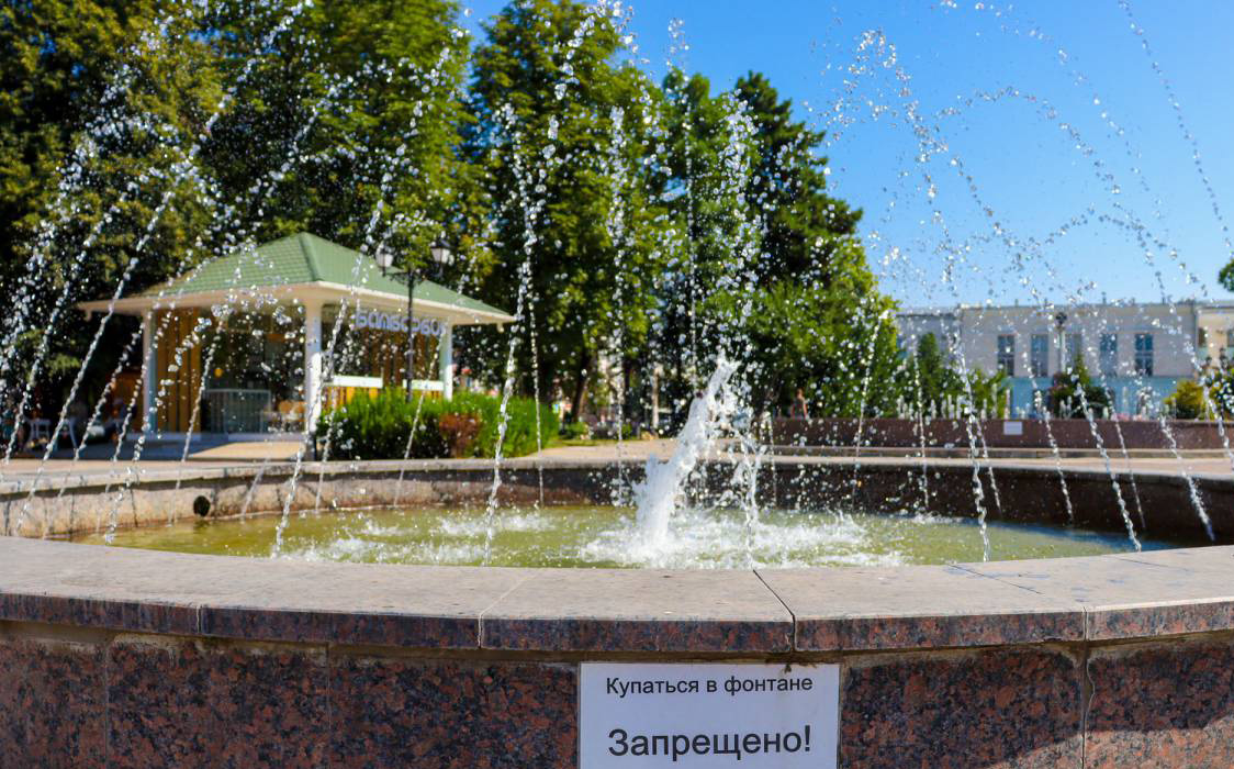 Бобруйский зональный ЦГиЭ объясняет, почему фонтаны — это не бассейны