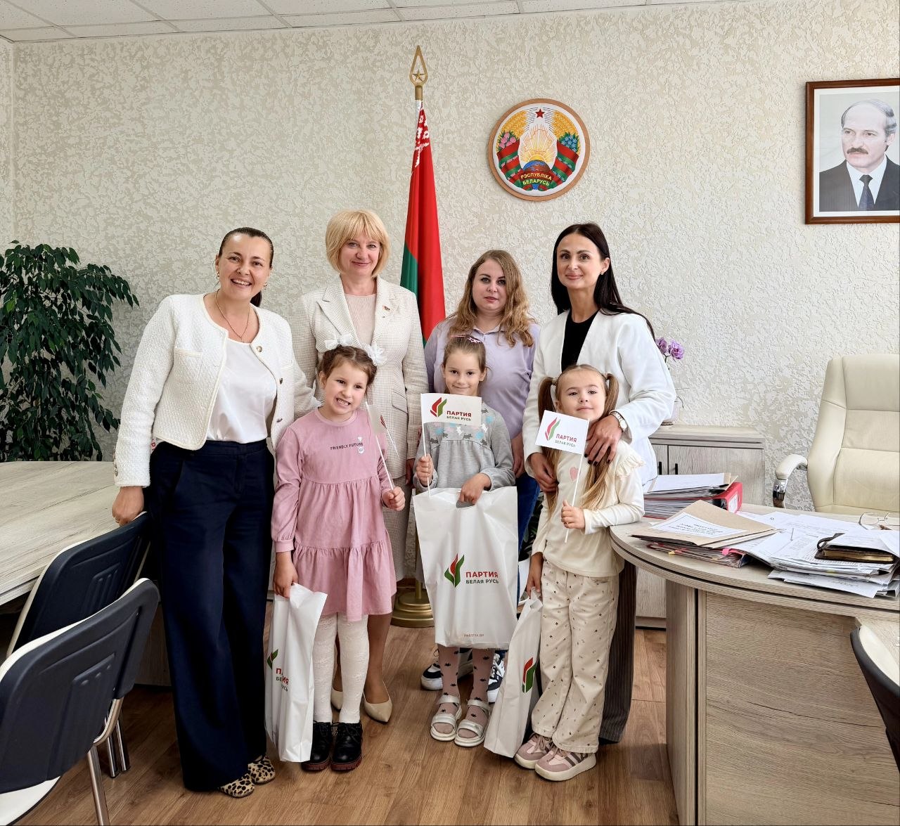 Добрая традиция партии «Белая Русь»: будущим первоклассникам вручили подарки