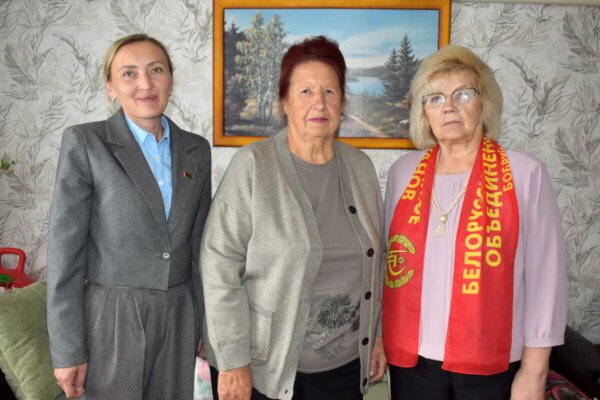 Ветеран труда Вера Гайшун принимала поздравления с 70-летием со дня рождения