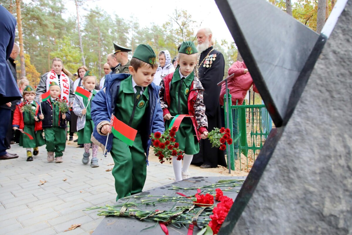 Память в граните: в Броже открыли обновленный мемориал советским летчикам