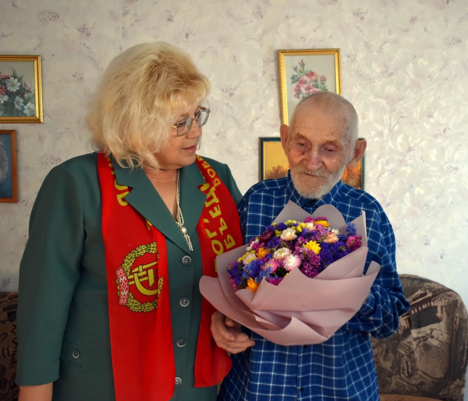 Слова признательности и тепло души: в Бобруйском районе поздравили ветерана Великой Отечественной войны